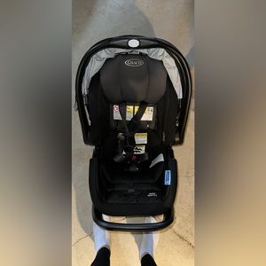 Graco Snugride Snuglock 35 xl infant carseat and base.